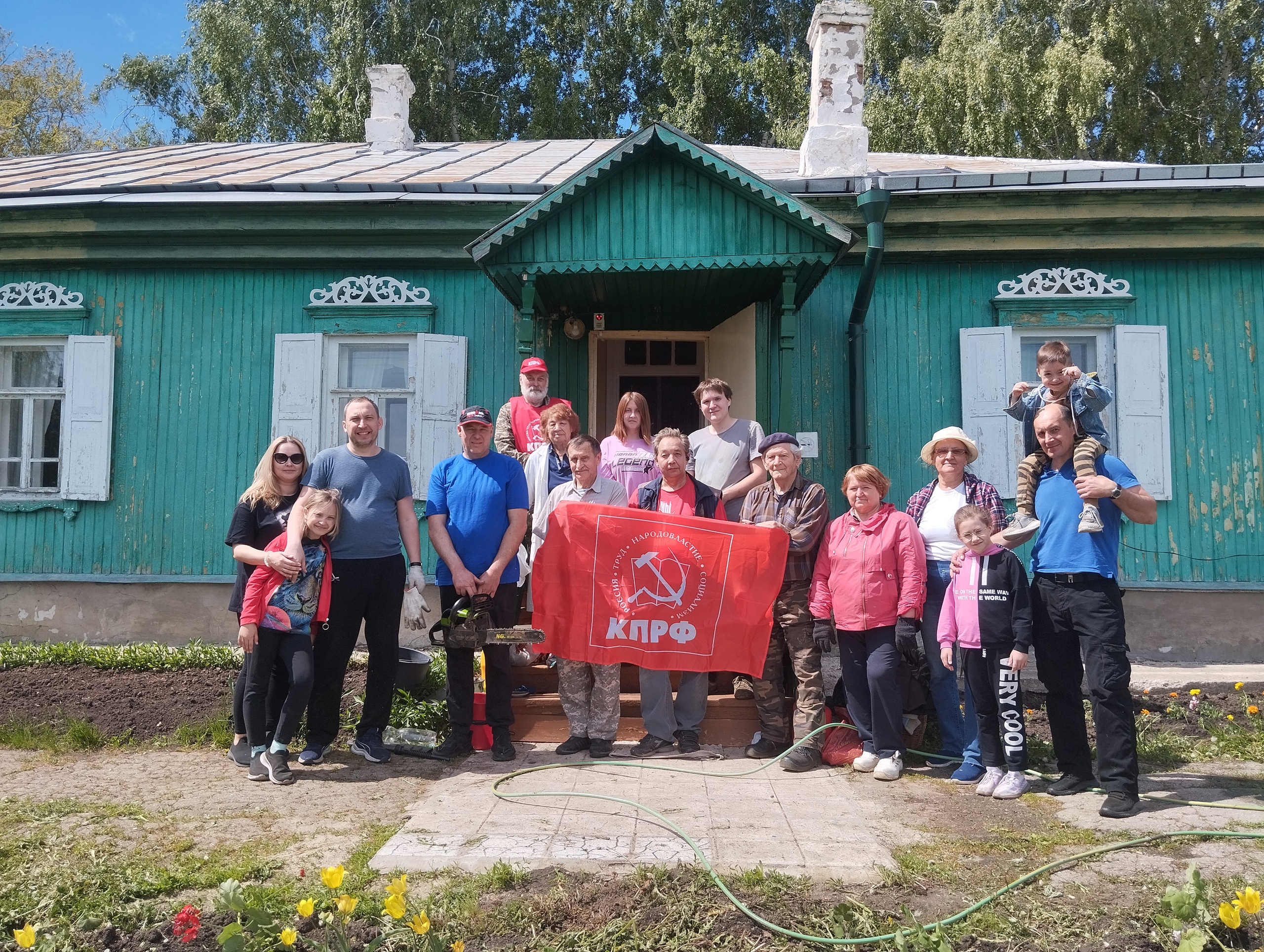 Коммунисты Безымянского РК КПРФ провели субботник в доме-музее Владимира  Ленина в Алакаевке | 27.05.2024 | Самара - БезФормата